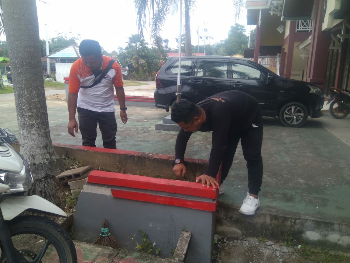 BAWASLU SANGGAU BERKAT (bersih kantor) BERSAMA KOMISIONER DAN SELURUH JAJARAN KESEKRETARIATAN