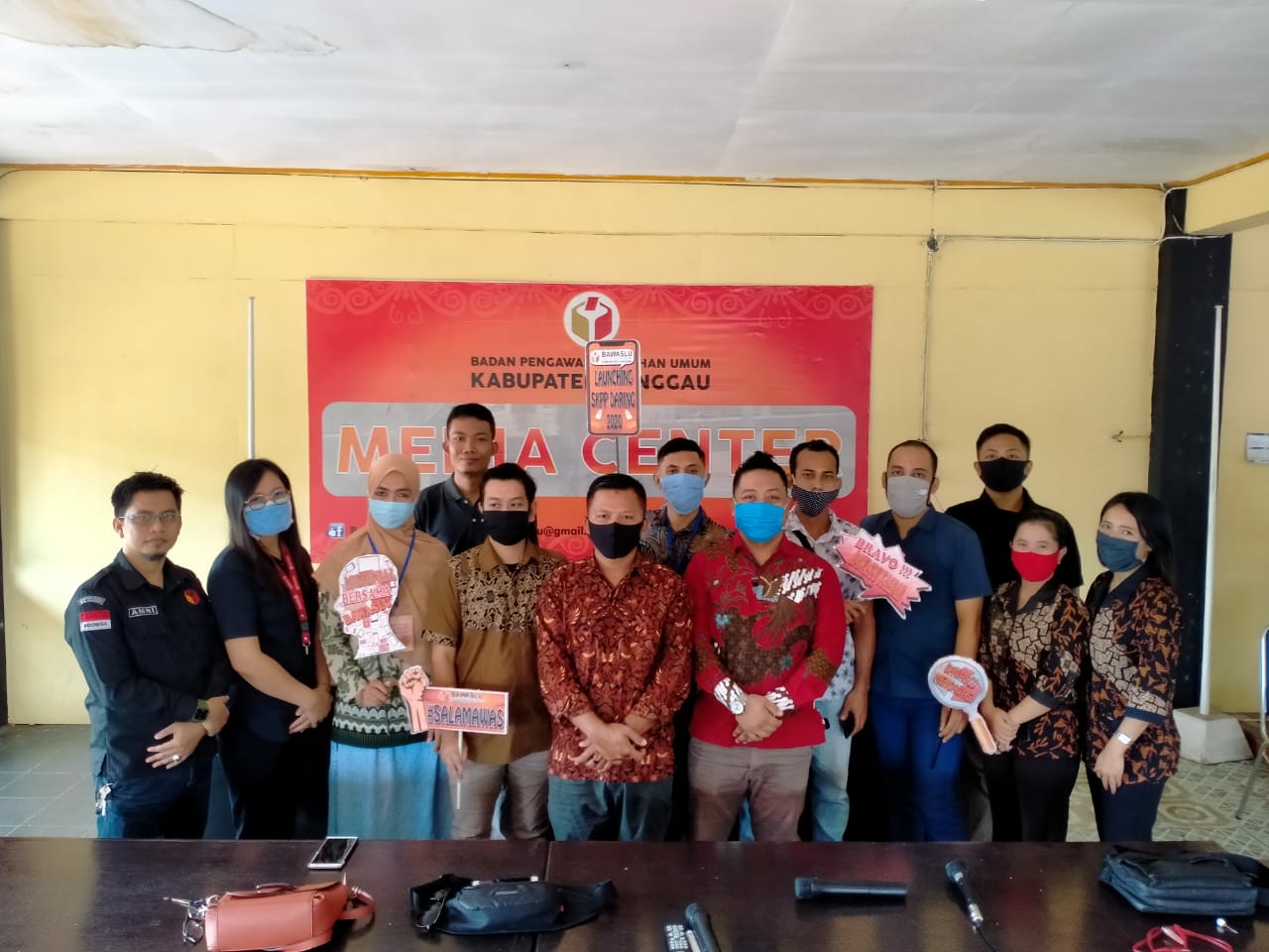 Serahkan Kartu Peserta Secara Simbolis, Bawaslu Sanggau Launching SKPP Daring 2020