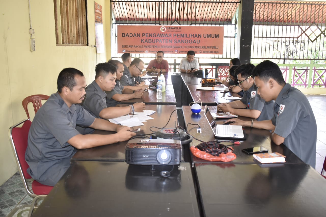 TINDAK LANJUTI SE BAWASLU RI, BAWASLU SANGGAU GELAR RAPAT OPTIMALISASI POJOK PENGAWASAN