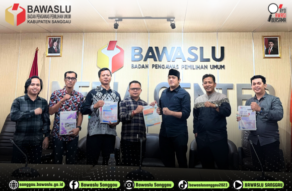 Koordinator Divisi Sumber Daya Manusia, Organisasi, Pendidikan & Pelatihan Bawaslu Kabupaten Sanggau Serahkan Laporan Akhir Pemilihan Serentak 2024 di Bawaslu RI