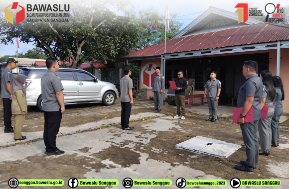 Anggota Bawaslu Kabupaten Sanggau, Saparudin, Pimpin Apel Pagi Senin, 28 April 2025