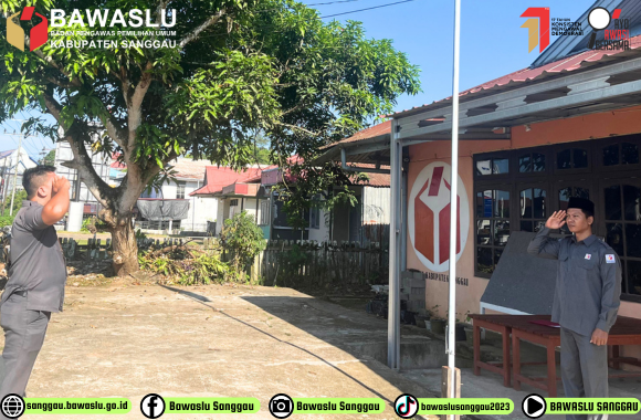 Kepala Sekretariat Bawaslu Kabupaten Sanggau Menjadi Pembina Apel Senin, 23 Juni 2025