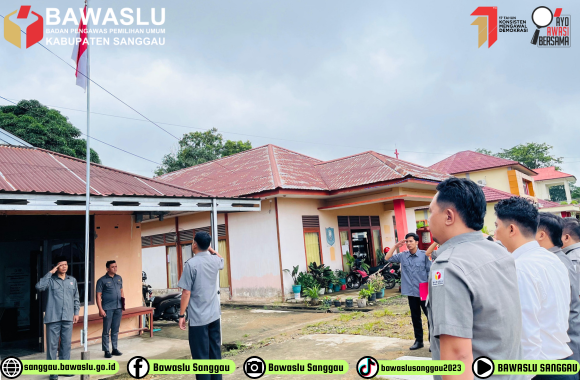 Kepala Sekretariat Bawaslu Kabupaten Sanggau, Syukur, S.Pd.I., M.Pd., Pimpin Apel Senin Pagi