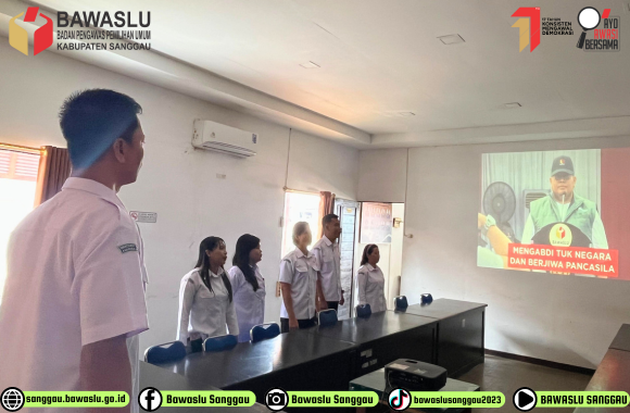 Bawaslu Sanggau Tunjukkan Semangat Tinggi Saat Menyanyikan Mars Bawaslu