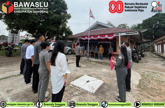 Saparudin Pimpin Apel Senin Pagi di Halaman Kantor Bawaslu Kabupaten Sanggau