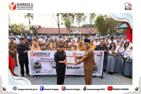 Menanam Demokrasi Sejak Dini: Ketua Bawaslu Sanggau Ngijong ke SMAN 1 Sanggau
