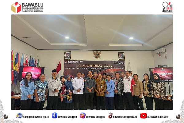 Foto: Anggota Bawaslu Kabupaten Sanggau, Saparudin saatengadiri kegiatan Forum Konsultasi Publik Peninjauan Ulang Standar Pelayanan KPU. Rabu, (28/10/2026). 
