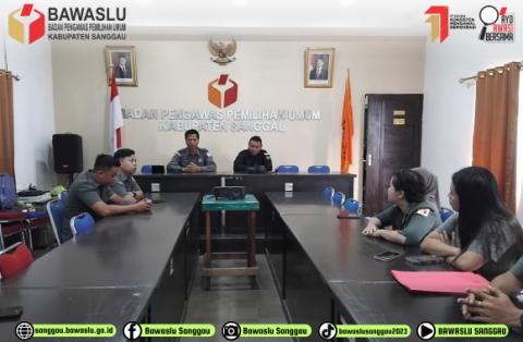 Anggota Bawaslu Kabupaten Sanggau, Saparudin, Pimpin Apel Pagi Senin, 28 April 2025