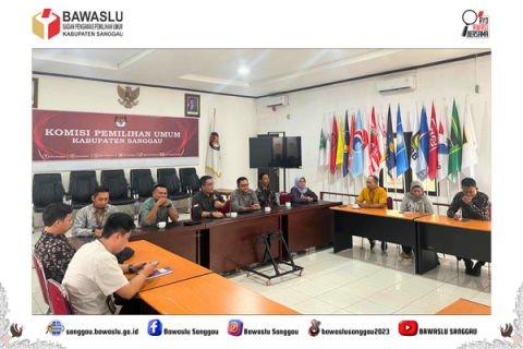 Foto: Badan Pengawas Pemilihan Umum Kabupaten Sanggau melakukan koordinasi dengan Komisi Pemilihan Umum Kabupaten Sanggau terkait pemutakhiran data partai politik. Kegiatan koordinasi tersebut dilaksanakan di Kantor KPU Kabupaten Sanggau 