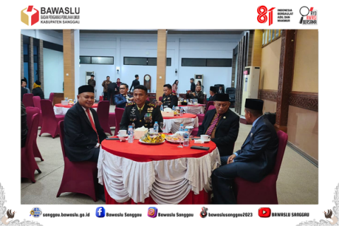Anggota Bawaslu Sanggau Hadiri Apel Kehormatan dan Renungan Suci di Taman Makam Pahlawan