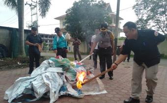 Pemusnahan Alat Peraga Kampanye (APK) Pemilu 2019 oleh Bawaslu Sanggau