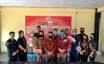 Serahkan Kartu Peserta Secara Simbolis, Bawaslu Sanggau Launching SKPP Daring 2020