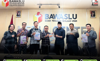Koordinator Divisi Sumber Daya Manusia, Organisasi, Pendidikan & Pelatihan Bawaslu Kabupaten Sanggau Serahkan Laporan Akhir Pemilihan Serentak 2024 di Bawaslu RI