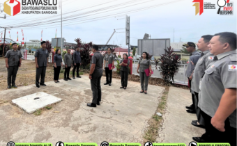 Kepala Sekretariat Bawaslu Kabupaten Sanggau, Syukur, S.Pd.I., M.Pd. Pimpin Apel Senin, 5 Mei 2025
