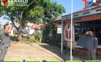 Kepala Sekretariat Bawaslu Kabupaten Sanggau Menjadi Pembina Apel Senin, 23 Juni 2025