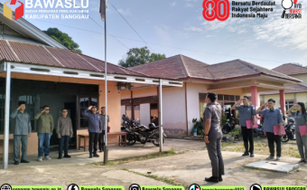 Anggota Bawaslu Kabupaten Sanggau, Candra Apriansyah, Pimpin Apel Pagi Senin 28 Juli 2025