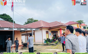 Kepala Sekretariat Bawaslu Kabupaten Sanggau, Syukur, S.Pd.I., M.Pd., Pimpin Apel Senin Pagi