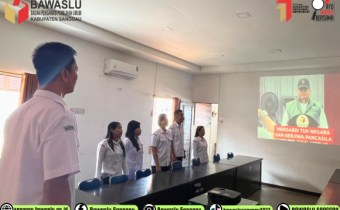 Bawaslu Sanggau Tunjukkan Semangat Tinggi Saat Menyanyikan Mars Bawaslu