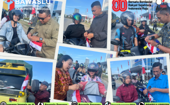 Jelang HUT RI ke-80, Bawaslu dan Polres Sanggau Bagikan Bendera Merah Putih kepada Pengguna Jalan