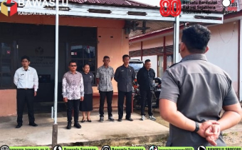 Ahmad Zaini Bertindak Sebagai Pembina Apel Pagi di Kantor Bawaslu Kabupaten Sanggau