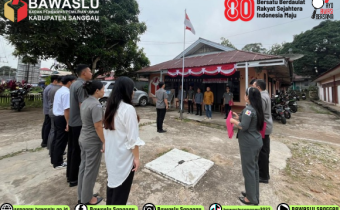 Saparudin Pimpin Apel Senin Pagi di Halaman Kantor Bawaslu Kabupaten Sanggau