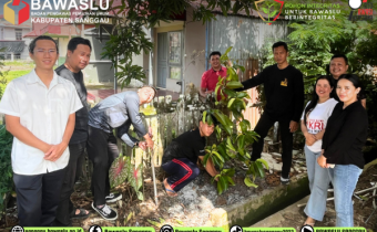 BAWASLU KABUPATEN SANGGAU TANAM POHON INTEGRITAS SEBAGAI SIMBOL KOMITMEN PENGAWASAN PEMILU BERSIH