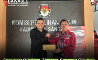 Bawaslu Kabupaten Sanggau Serahkan Saran Perbaikan Pemutakhiran Data Pemilih Berkelanjutan kepada KPU Sanggau