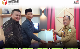 Komitmen Integritas Demokrasi, Bawaslu Sanggau Serahkan Jasa Giro dan Bahas PDPB