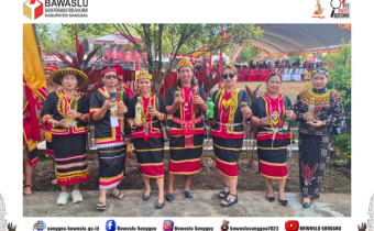 Ketua Bawaslu Kabupaten Sanggau Hadiri Pembukaan Gawai Adat Dayak Nosu Minu Podi XXII Tahun 2026