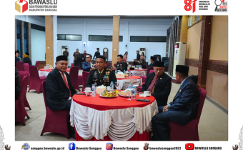 Anggota Bawaslu Sanggau Hadiri Apel Kehormatan dan Renungan Suci di Taman Makam Pahlawan